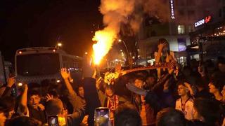 Galatasaray taraftarı sokağa döküldü!