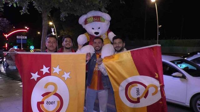 Galatasaray taraftarı sokağa döküldü! 640xauto