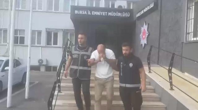 Bursa’da, 2 ayrı suçtan kesinleşmiş 12 yıl 2 ay hapis cezası alan, arkadaş ve akrabaları aracılığıyla ‘Yurt dışına kaçtı’ algısı oluşturan S.Ö. (43), 10 yıl sonra yakalandı. Bu süreçte 2 çocuğu olduğu belirlenen S.Ö., tutuklanıp, cezaevine konuldu. 640xauto