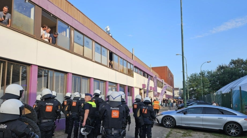 Fenerbahçeli eski yıldız Dirk Kuyt'ın çalıştırdığı Beerschot'ta taraftar soyunma odasını bastı!