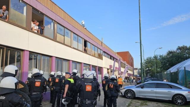 Fenerbahçeli eski yıldız Dirk Kuyt'ın çalıştırdığı Beerschot'ta taraftar soyunma odasını bastı!