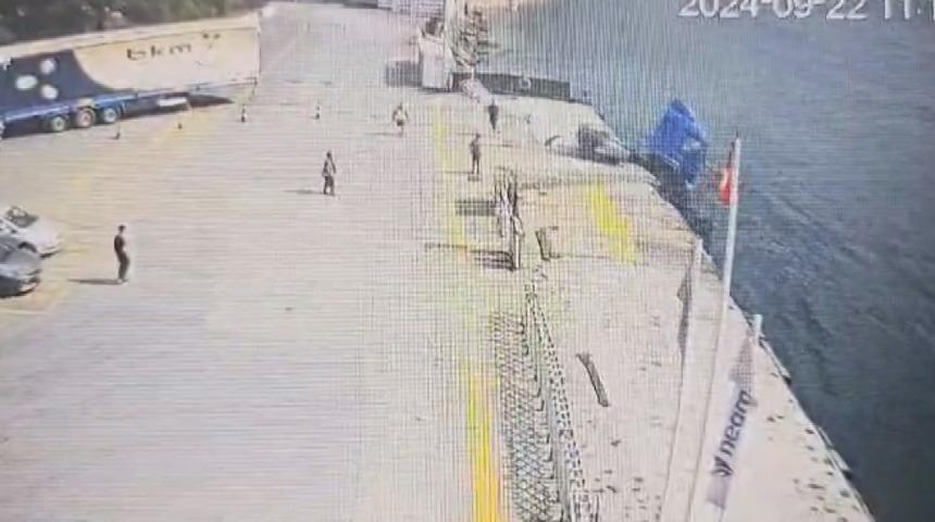 Yer: Kocaeli! Saniye saniye görüntülendi: TIR’ın çekicisi denize böyle düştü