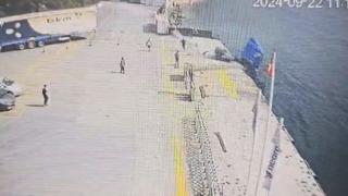 Yer: Kocaeli! Saniye saniye görüntülendi: TIR’ın çekicisi denize böyle düştü