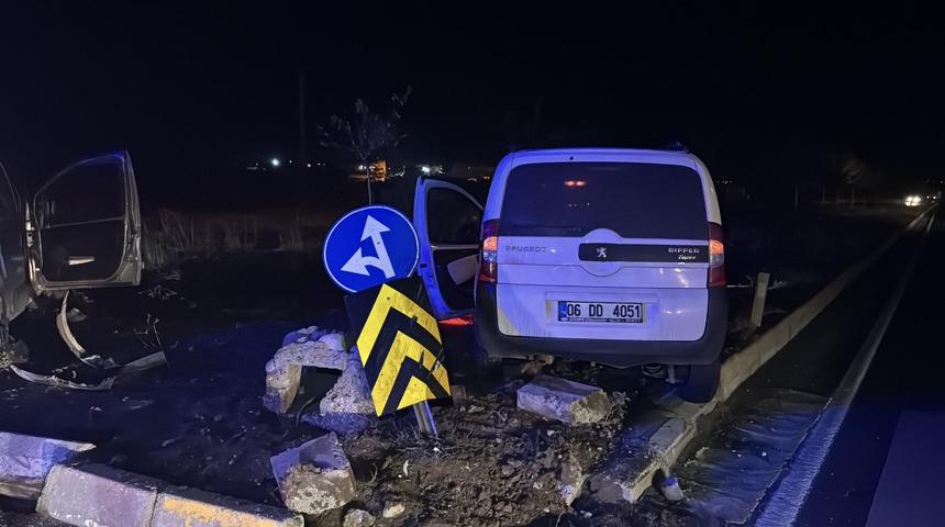 Adıyaman'da iki hafif ticari aracın çarpıştığı kazada 3 kişi yaralandı