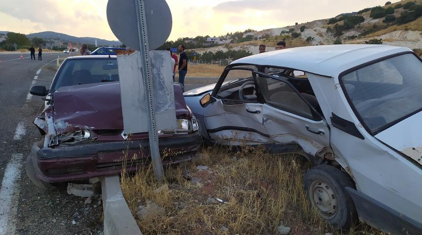 Adıyaman'da iki otomobilin çarpıştığı kazada 4 kişi yaralandı