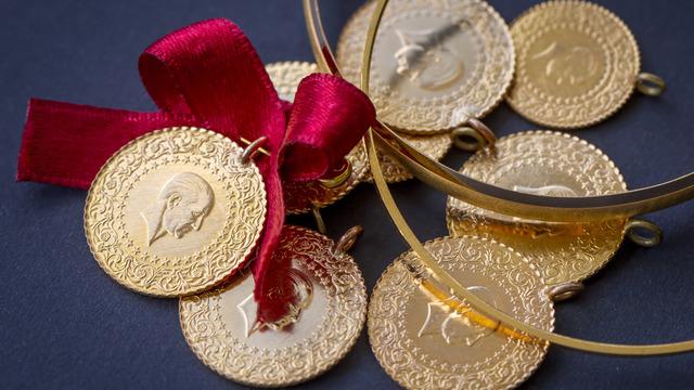 DOPİNG ETKİSİ! Yastığının altında altın olanlar dikkat! Altın fiyatları daha da artar mı? Uzman isim canlı yayında açıkladı