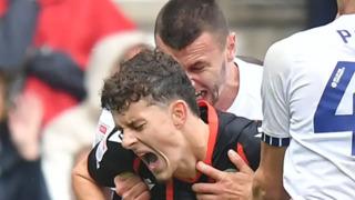 İngiltere Championship'te şaşkına çeviren olay... Bir anda rakibinin boynunu ısırdı! Türkiye'de de forma giymişti