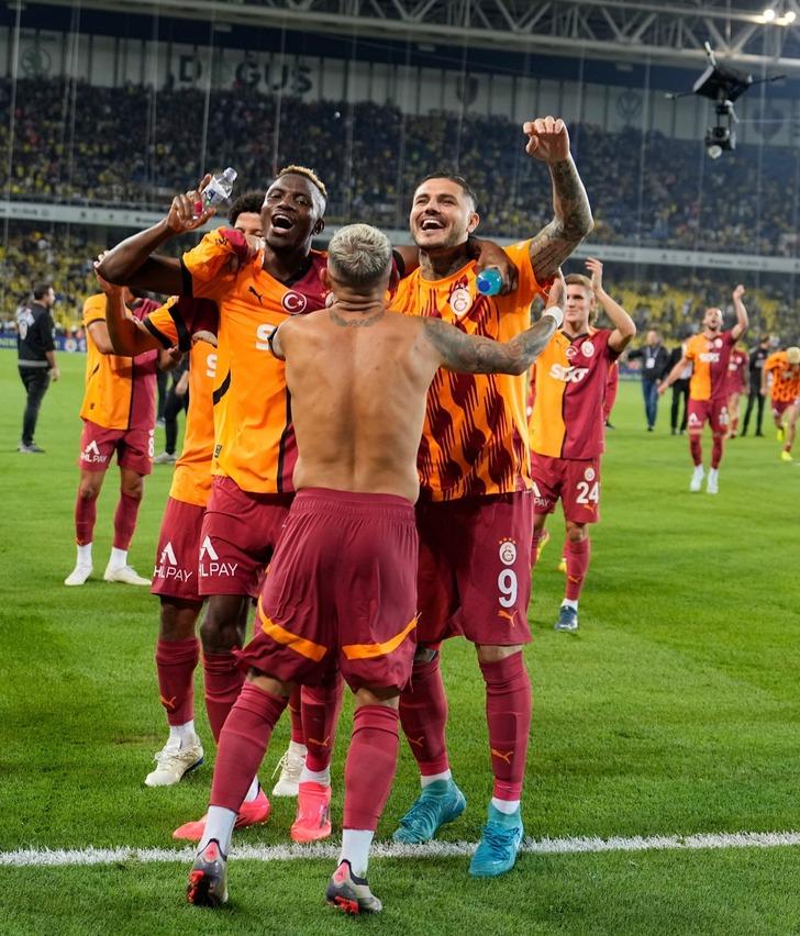 Icardi'den Fenerbahçe soyunma odasında olay hamle! 9 numaralı Ali Koç formasını imzalatıp Ali Koç'a göndertti G4