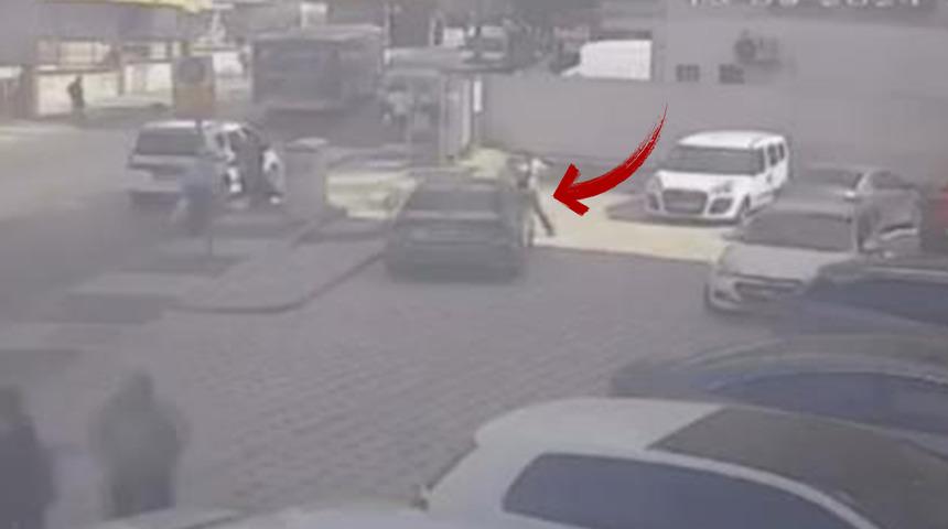 Araç içindeki husumetlisine kurşun yağdırdı! Saldırı anı kameraya yansıdı