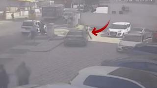 Araç içindeki husumetlisine kurşun yağdırdı! Saldırı anı kameraya yansıdı