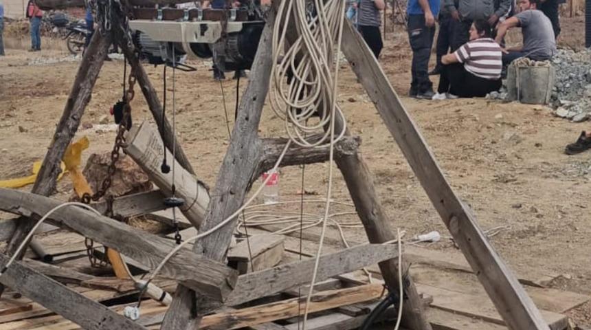 Su kuyusu için 13 metre aşağı inen baba ve oğulları girdikleri kuyuda zehirlendi