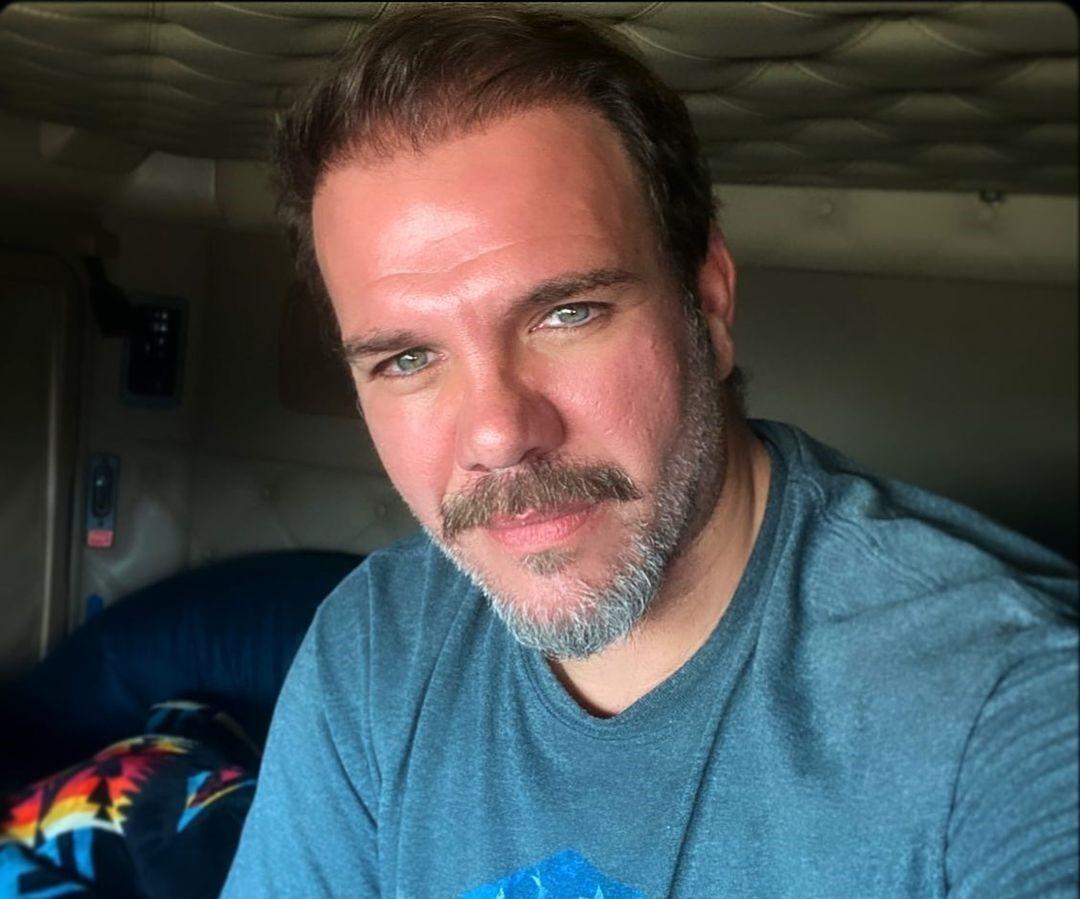 T&uuml;rkiye'yi terk edip tır şof&ouml;r&uuml; olmuştu! Tolga Karel 5. kez baba oldu