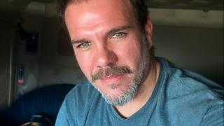 Türkiye'yi terk edip tır şoförü olmuştu! Tolga Karel 5. kez baba oldu