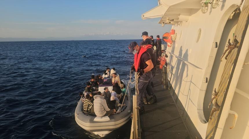 Muğla açıklarında sürüklenen bottaki 27 düzensiz göçmen kurtarıldı