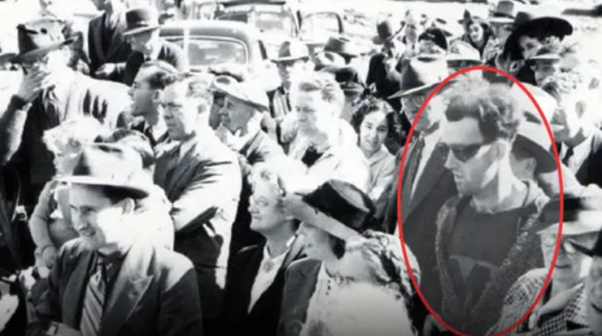 Sosyal medya 1940'lı yıllardan çekilen bu fotoğraf karesini konuşuyor! 'Zaman yolcusu' teorisi hararetlendi... "Bu adamın burada ne işi var?"