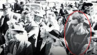 Sosyal medya 1940'lı yıllardan çekilen bu fotoğraf karesini konuşuyor! 'Zaman yolcusu' teorisi hararetlendi... Bu adamın burada ne işi var?