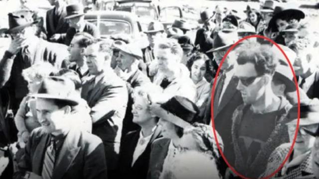 Sosyal medya 1940'lı yıllardan çekilen bu fotoğraf karesini konuşuyor! 'Zaman yolcusu' teorisi hararetlendi... Bu adamın burada ne işi var?