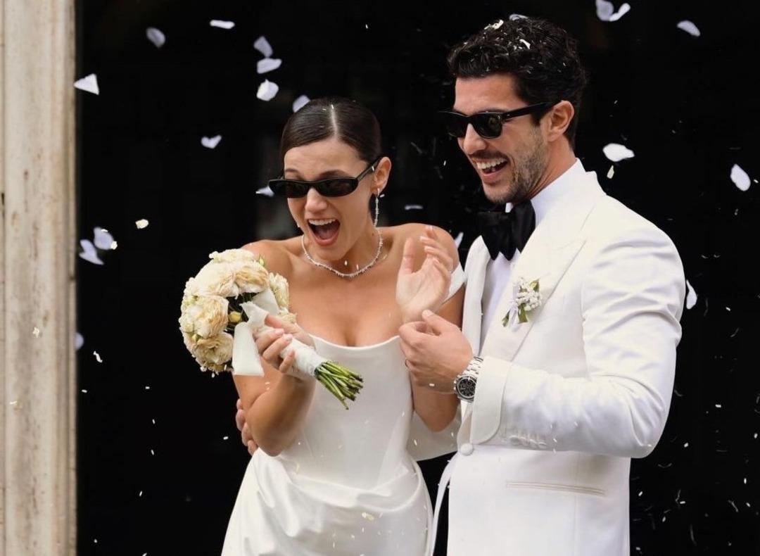 Hamilelik sorusuna sessiz kalmıştı! Kaan Yıldırım ile evlenen Pınar Deniz eli karnında poz verdi! Anne olacağını b&ouml;yle m&uuml;jdeledi