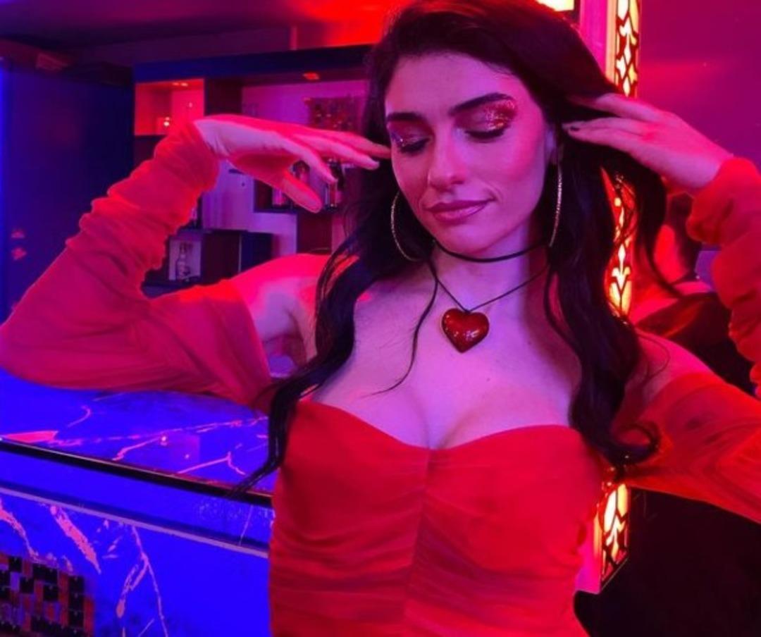 Bu karelere beğeni yağdı! İnci Taneleri'nin Dilber'i Hazar Erg&uuml;&ccedil;l&uuml; kamera arkası g&ouml;r&uuml;nt&uuml;leri yayınladı