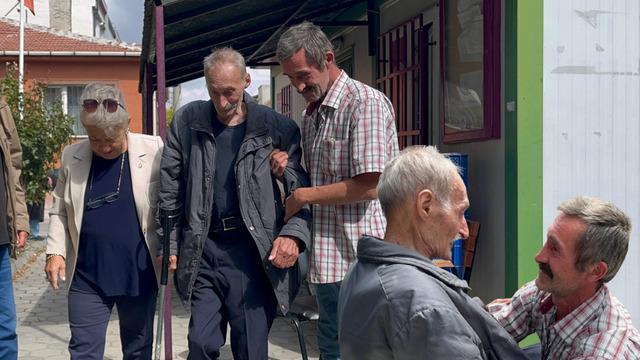 'Buralar tarlaydı, 3-5 ev vardı! Geldiğimde...' Ailesine küsüp evi terk etmişti! 47 yıl sonra döndü... Muhtarlığa koştu: Sevinç gözyaşları