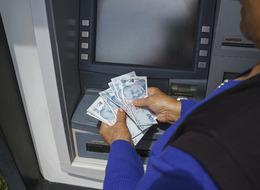 5 bin TL’ye 90 lira istiyorlar, milyonlarca liralık kârları da var! ATM’de para çekme sorununa çözüm bulamadılar… En çok emeklileri etkiliyor, şikayet yağdı