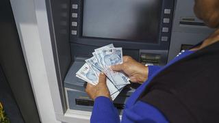 5 bin TL’ye 90 lira istiyorlar, milyonlarca liralık kârları da var! ATM’de para çekme sorununa çözüm bulamadılar… En çok emeklileri etkiliyor, şikayet yağdı