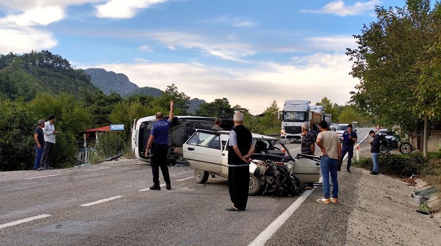 Adana'da iki otomobilin çarpıştığı kazada 1'i bebek 4 kişi yaralandı
