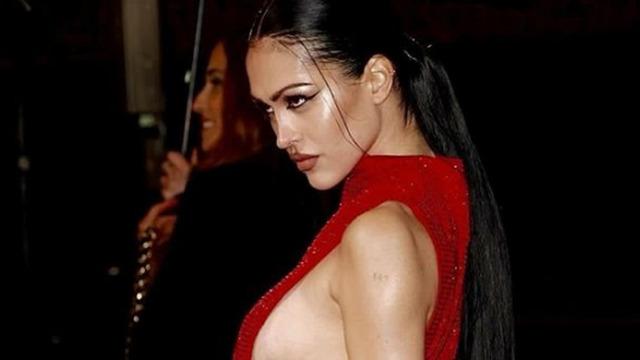 Amelia Gray Hamlin sütyensiz seçimiyle moda haftasında kendine baktırdı! Harika hissediyorum