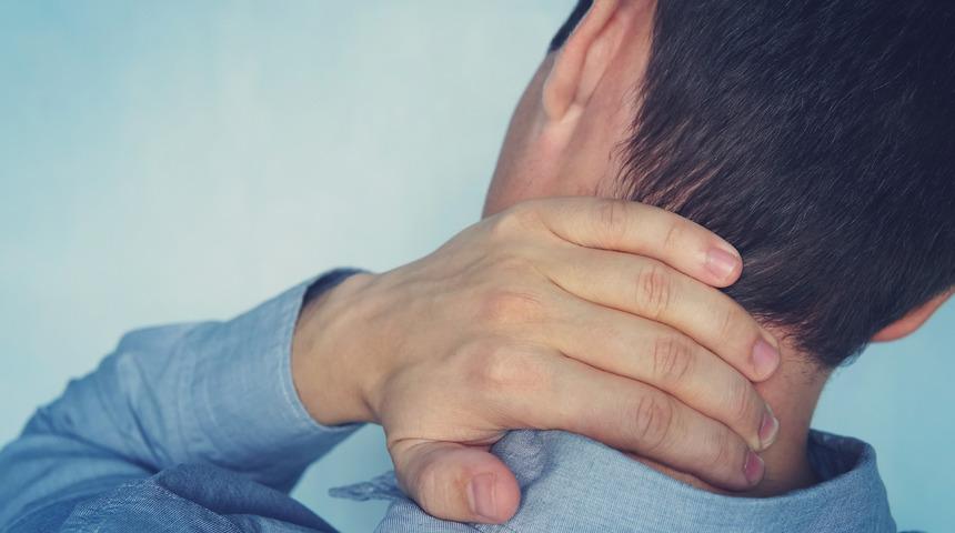 Boyun tutulmasına ne iyi gelir? Boyun tutulması en hızlı nasıl geçer? Boyun tutulmasına kas gevşetici ve sıcak su torbası iyi gelir mi?