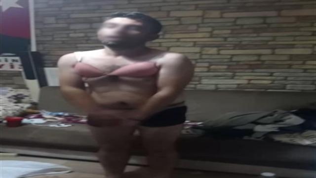 Kiracıları olan adama sütyen giydirdiler, müzik açıp zorla oynattılar... Yetmezmiş gibi bir de işkence ettiler