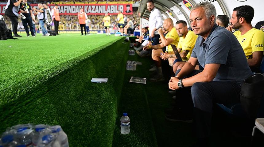 Fenerbahçe'de radikal kararlar alınmaya başlandı! Jose Mourinho'nun ekibinde yer alan isimle yollar ayrıldı