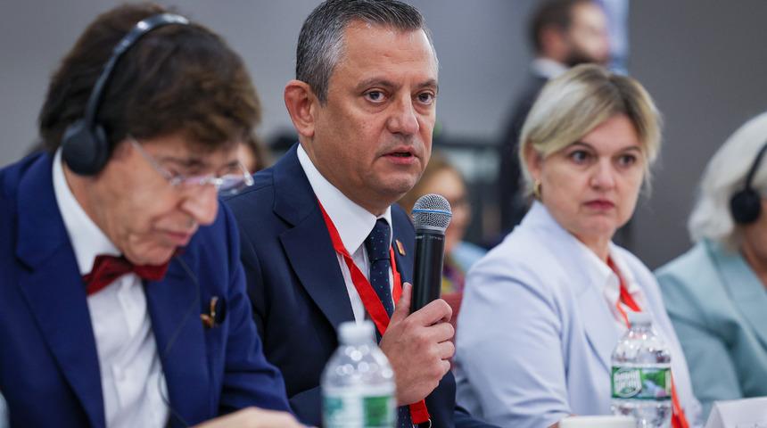 CHP lideri Özgür Özel'den Kıbrıs Rum kesimi temsilcisine sert tepki! Salonu terk etti