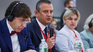 CHP lideri Özgür Özel'den Kıbrıs Rum kesimi temsilcisine sert tepki! Salonu terk etti