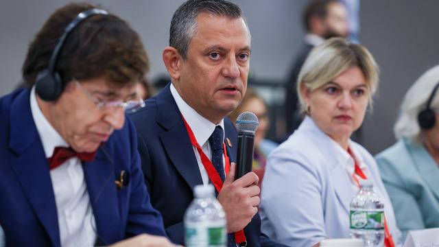 CHP lideri Özgür Özel'den Kıbrıs Rum kesimi temsilcisine sert tepki! Salonu terk etti