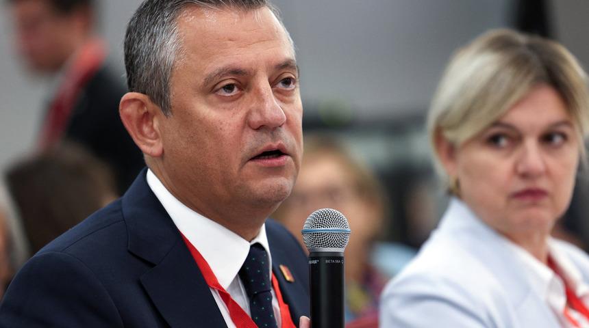 Rum temsilcinin 'işgal' sözüne CHP lideri Özgür Özel'den tepki! Salonu terk etti