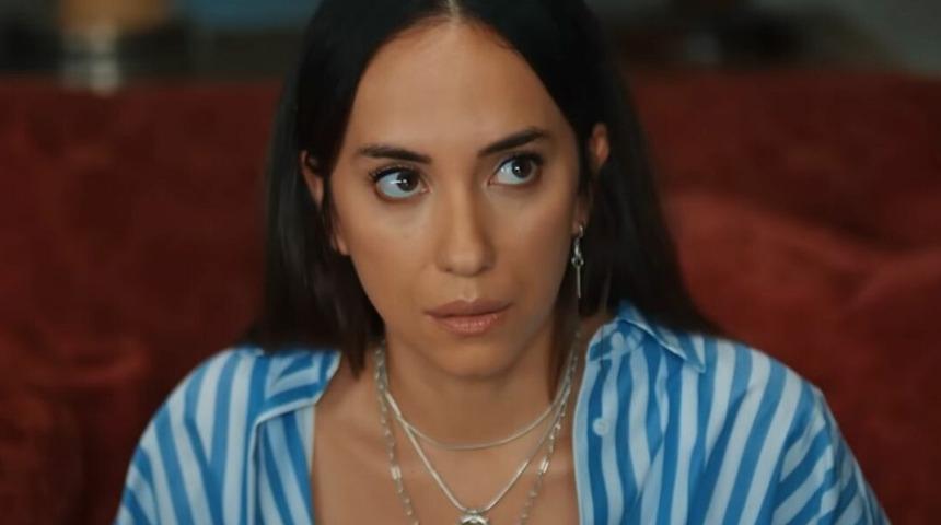 Kızıl Goncalar'ın Hande'si Duygu Sarışın derin dekoltesiyle geceye damga vurdu