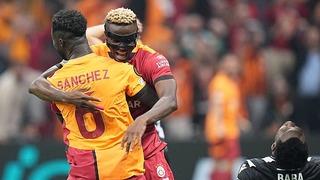 Galatasaray'da PAOK maçının 78. dakikasında geceye damga vuran fotoğraf! Tüm dünya o anı konuşuyor... Taraftarlardan yorum yağdı Rabbim rüyada isem uyandırma