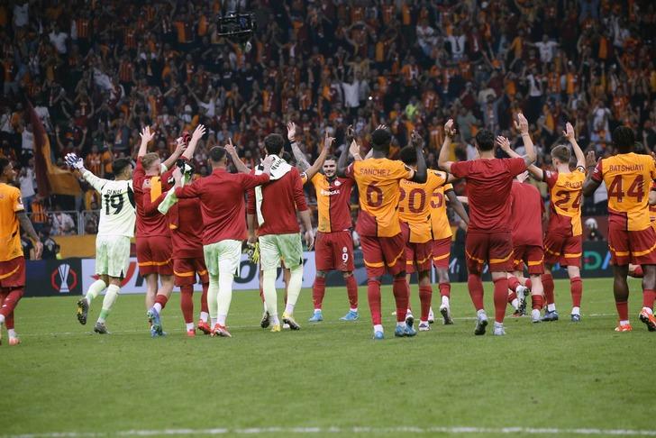 Galatasaray'ın PAOK'u 3-1 devirmesine rağmen o isimden Okan Buruk'a eleştiri! Yenilen golün faturasını ona kesti...  G4