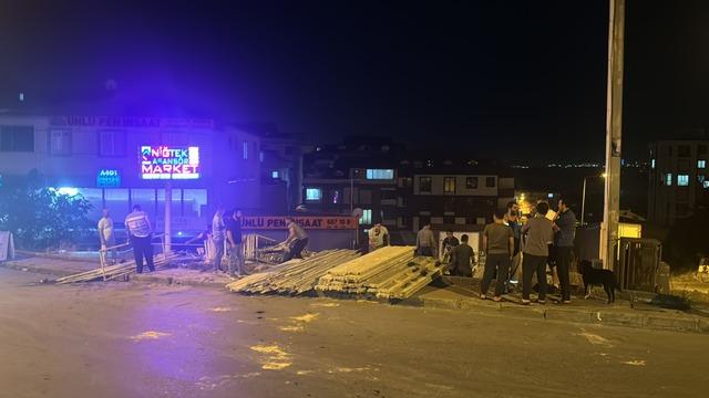 Başakşehir'de devrilen kamyondaki yükün altında kalan 3 çocuk yaralandı