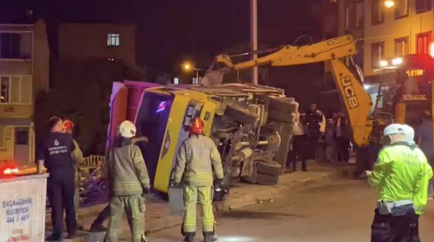 Başakşehir'de devrilen kamyondaki yükün altında kalan 3 çocuk yaralandı