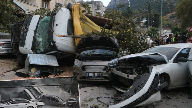 Freni patladı: 9 aracı kağıt gibi ezdi... Kaza görüntüleri ortaya çıktı!