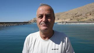 Van Gölü'ne dalınca denk geldiler! 45 dakika sürdü... Su yüzüne çıkardılar 'Çok büyük, kalanını sonra çıkaracağız'