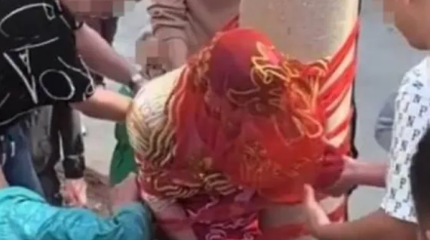 'Bu nasıl düğün geleneği' dedirtti! Gelini elektrik direğine bağladılar... Dakikalarca ağlayıp yardım istedi