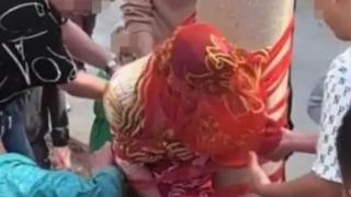 'Bu nasıl düğün geleneği' dedirtti! Gelini elektrik direğine bağladılar... Dakikalarca ağlayıp yardım istedi