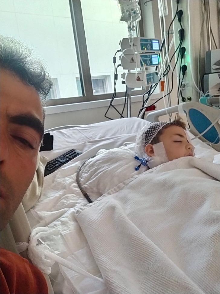 6 yaşındaki Emre servis aracının altında ezildi, şoför kucaklayıp site kapısına götürdü! Küçük çocuk yoğun bakımda hayat mücadelesi verirken servis şoförü serbest bırakıldı G4