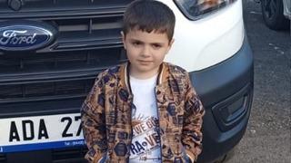 6 yaşındaki Emre servis aracının altında ezildi, şoför kucaklayıp site kapısına götürdü! Küçük çocuk yoğun bakımda hayat mücadelesi verirken servis şoförü serbest bırakıldı