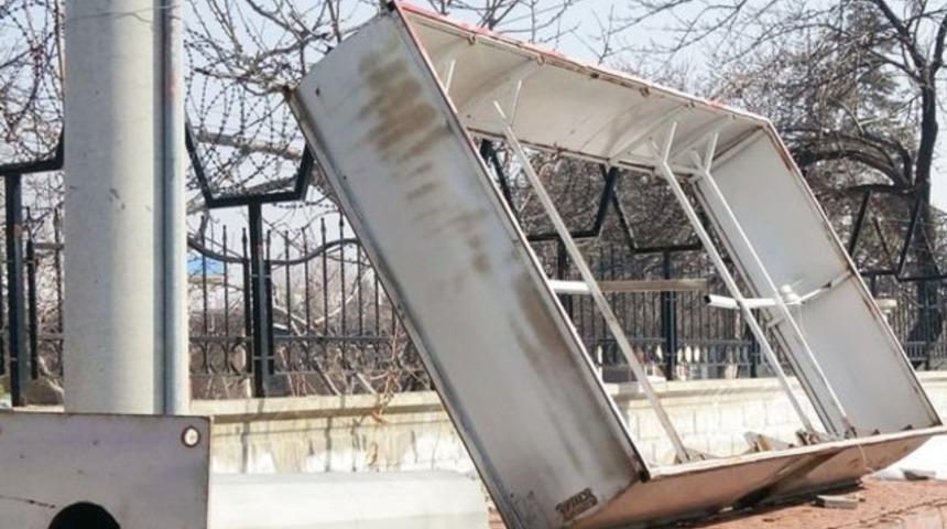 5 yaşındaki &ccedil;ocuk 250 kiloluk reklam panosunun altında kaldı