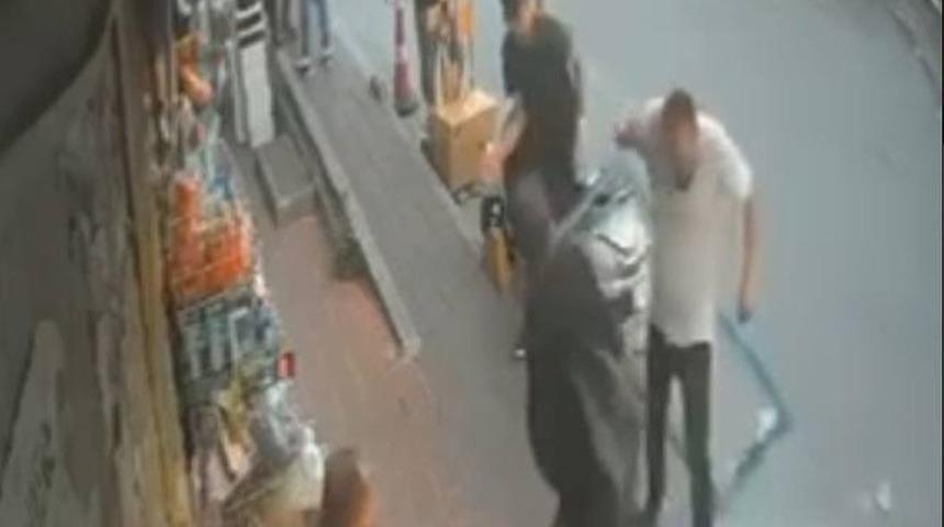 Bu da başıma gelmez artık demeyin, çünkü her şey gelebilir... Kafasına pencere düştü!