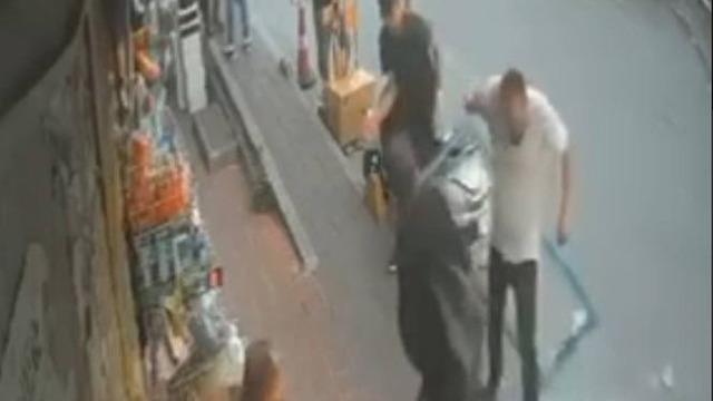 Bu da başıma gelmez artık demeyin, çünkü her şey gelebilir... Kafasına pencere düştü!