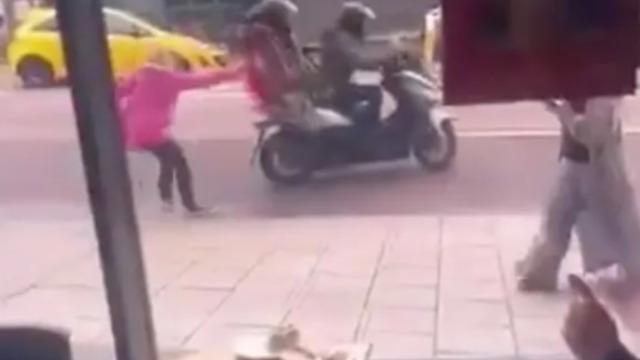 Aksiyon filmi karesi zannettiler ama gerçek! Elektirikli bisikletiyle kaçmaya çalışan hırsızı böyle yakaladı... Gerçek bir kahraman